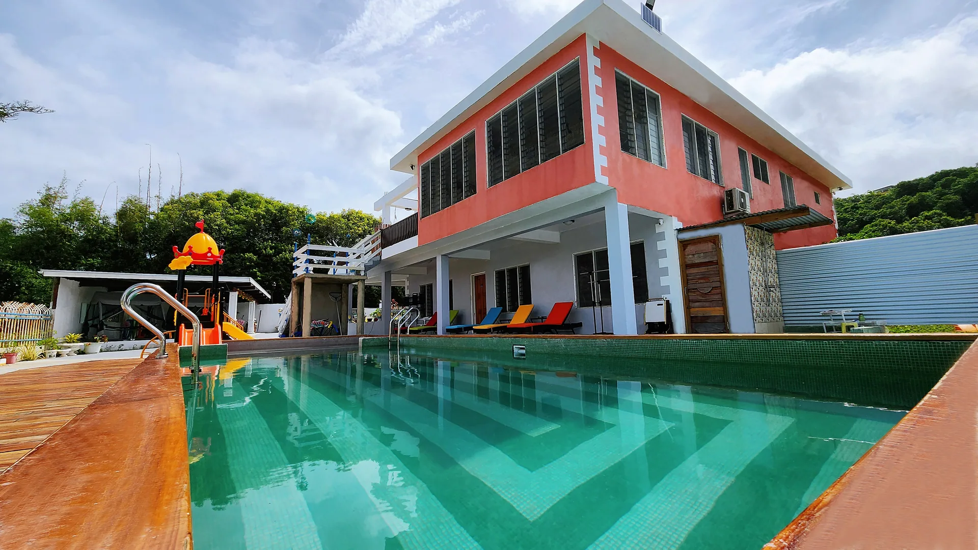 Ocean Heart Hotel and swimming pool